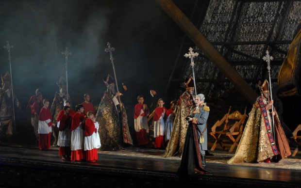 Spettacolare processione per la Tosca all'Arena di Verona