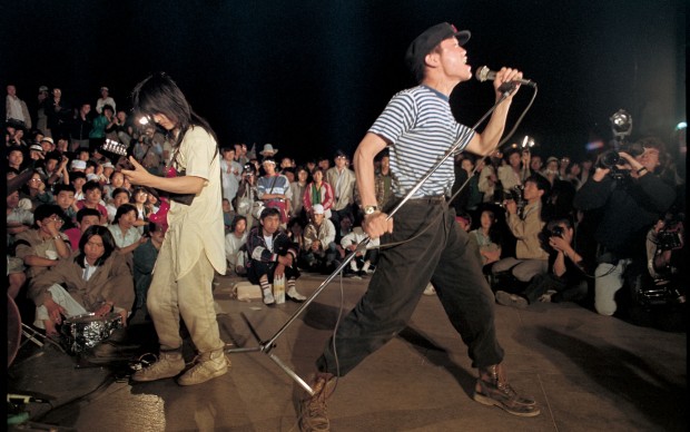 Liu Heung Shing - Giovani rockers cinesi suonano per gli studenti e i lavoratori che occupano a Pechino piazza Tienanmen, maggio 1989 © St. Moritz Art Masters 2013