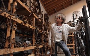 Bob Dylan nel suo atelier da scultore, settembre 2013 - foto John Shearer