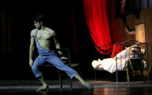 Roberto Bolle in "Le jeune homme et la mort di Roland Petit". photo Marco Brescia, Teatro alla Scala