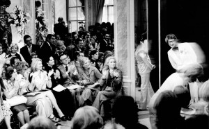 Yves Saint Laurent al termine di una sfilata