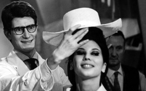 Yves Saint Laurent durante la preparazione della prima collezione presentata sotto il suo nome, 1961/62