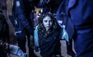 Bulent Kilic/Agence France-Presse, Ragazza ferita durante gli scontri tra polizia e manifestanti a seguito dei funerali di Berkin Elvan a Instanbul, Turchia, il 12 marzo 2014