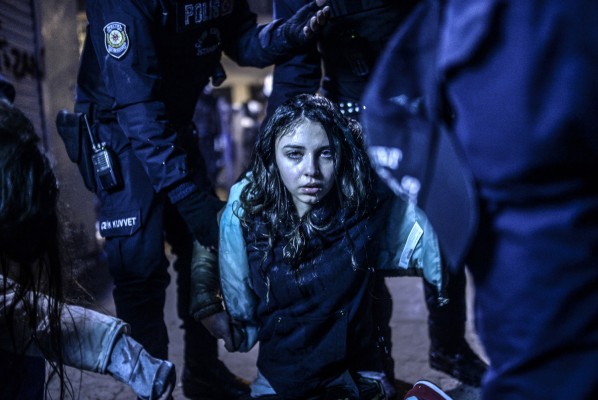 Bulent Kilic/Agence France-Presse, Ragazza ferita durante gli scontri tra polizia e manifestanti a seguito dei funerali di Berkin Elvan a Instanbul, Turchia, il 12 marzo 2014