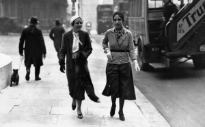 Elsa Schiaparelli a Londra indossa uno dei suoi capi più rivoluzionari: la gonna pantalone.
