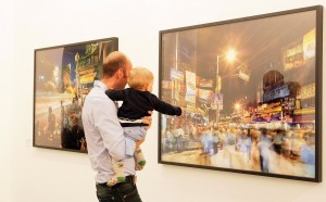 Visitatori a una mostra della Fondazione Fotografia Modena