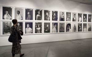 Visitatori a una mostra della Fondazione Fotografia Modena