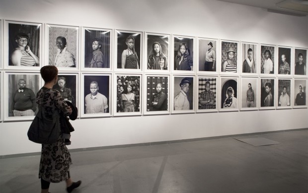 Visitatori a una mostra della Fondazione Fotografia Modena