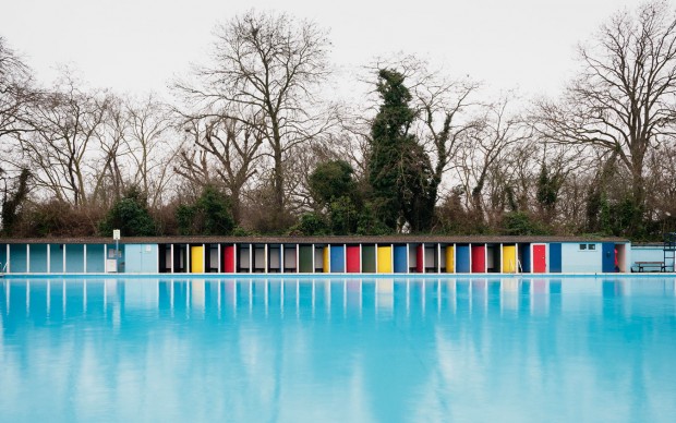 Jonathan Syer, Tooting Bec Lido, London, dalla serie Lidos Of England: Lost & Found, 2015. Copyright: ©Jonathan Syer, United Kingdom, Shortlist, Campaign, Professional, 2015 Sony World Photography Awards