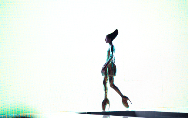 Alexander McQueen, Jellyfish ensemble e scarpe Armadillo, Plato's Atlantis, Collezione Spring/Summer 2010. Modella: Polina Kasina © Lauren Greenfield/INSTITUTE