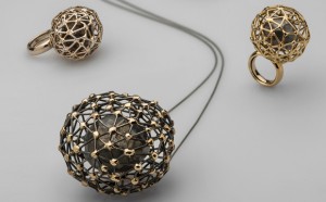 Giorgio Vigna, Collezione Sospeso, 2014, collana e anelli in oro 18 carati giallo o bianco, diamante e argento ossidato. Tirature limitate variabili a seconda del modello. Courtesy: Galleria Elisabetta Cipriani - Jewellery by Contemporary Artists