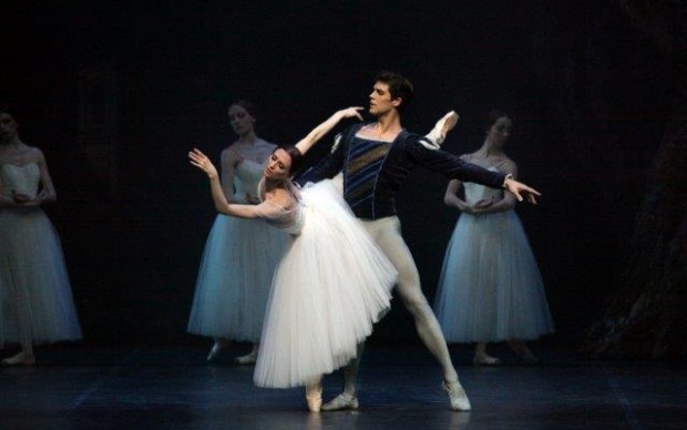 Svetlana Zakharova e Roberto Bolle in "Giselle". photo Brescia-Amisano, Teatro alla Scala