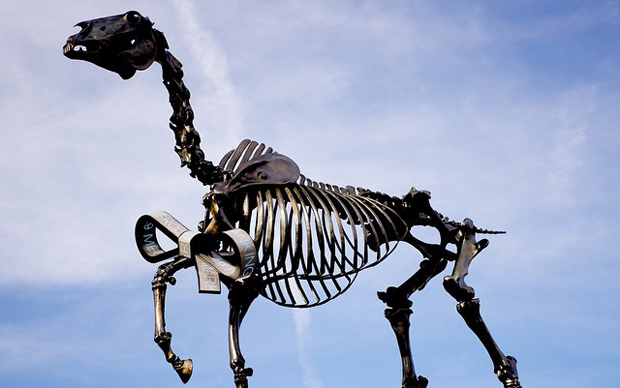 Hans Haacke, Gift Horse, statua equestre in Trafalgar Square, Londra, 2015