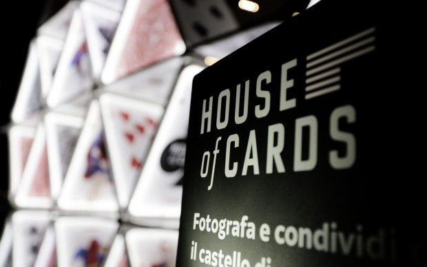 House of Cards, installazione luminosa in piazza Gae Aulenti a Milano