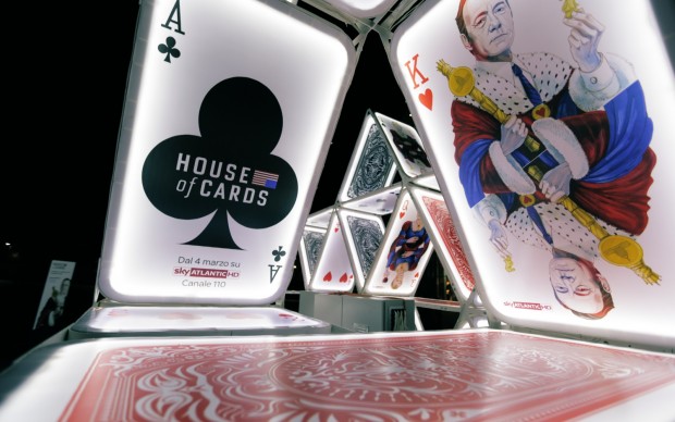 House of Cards, installazione luminosa in piazza Gae Aulenti a Milano