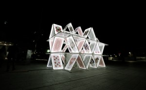 House of Cards, installazione luminosa in piazza Gae Aulenti a Milano