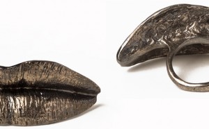 Jannis Kounellis, Labbras (Lips), 2012, anello in oro bianco rodiato in nero, edizione limitata di 12 esemplari. Courtesy: Galleria Elisabetta Cipriani - Jewellery by Contemporary Artists