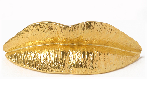 Jannis Kounellis, Labbras (Lips), 2012, anello in oro giallo 18 carati, edizione limitata di 12 esemplari. Courtesy: Galleria Elisabetta Cipriani - Jewellery by Contemporary Artists