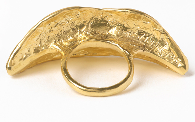 Jannis Kounellis, Labbras (Lips), 2012, anello in oro giallo 18 carati, edizione limitata di 12 esemplari. Courtesy: Galleria Elisabetta Cipriani - Jewellery by Contemporary Artists