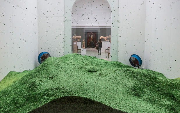 Lara Favaretto, We all fall down, veduta installazione alla Gliptoteca di Copenhagen, 2015