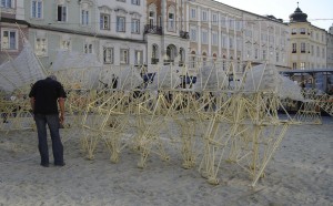 Theo Jansen con una delle sue Strandbeesten (bestie da spiaggia)