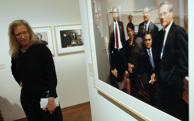 Annie Leibovitz posa di fianco a una fotografia scattata da lei all'allora Presidente degli Stati Uniti, George W. Bush, attorniato dal suo staff