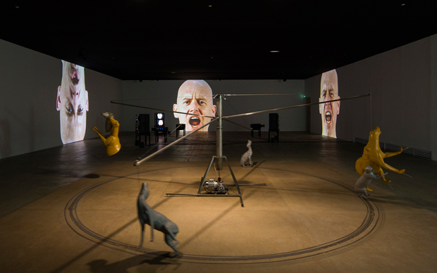 Vista della mostra ruce Nauman, Fondation Cartier pour l’art contemporain, 2015. Photo © Luc Boegly