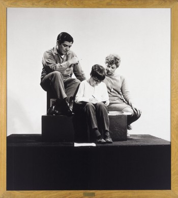 Oscar Bony, La familia obrera, 1968. Fotografia in bianco e nero, cornice di legno, targa di bronzo, 200 x 180 cm. Foto Oscar Balducci, Collezione Carola Bony