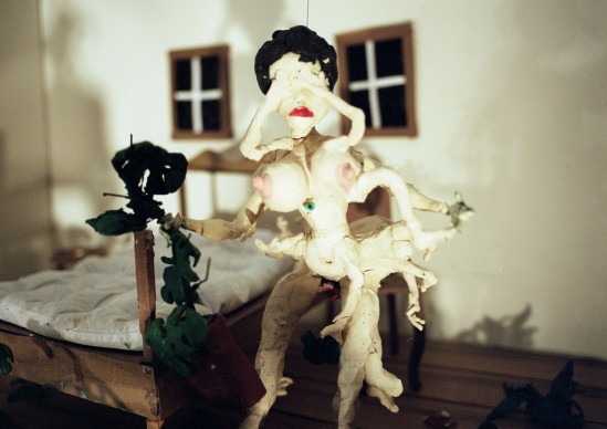 Nathalie Djurberg, It’s the Mother, 2008. Still da video, Animazione in plastilina, video, musica di Hans Berg, 6’. Giò Marconi, Milano