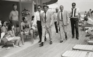 Terry O'Neill, Frank Sinatra con le sue guardie del corpo, 1968