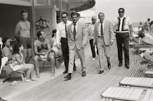 Terry O'Neill, Frank Sinatra con le sue guardie del corpo, 1968