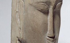 Amedeo Modigliani, Testa femminile, 1912, intaglio in pietra bionda Euville, come altorilievo, cm 58 x 12 x 16, Centre Pompidou, Parigi © Centre Pompidou, MNAM-CCI/ Philippe Migeat/ Dist. RMN-GP