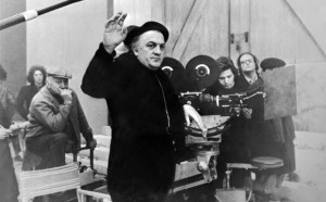 Federico Fellini sul set di Amarcord