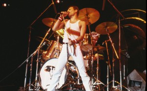 Freddie Mercury live al National Bowl di Milton Keynes, in Inghilterra, nel giugno del 1982 (Photo by Fox Photos/Hulton Archive/Getty Images)