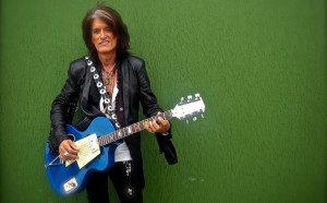 Joe_Perry-chitarrista-dgli-Aerosmith-con-la-Wandrè-B.-B