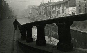 Paolo Monti-Alzaia-sul-Naviglio-Grande-1950-circa-Milano-Civico-Archivio-Fotografico-Archivio-Paolo-Monti