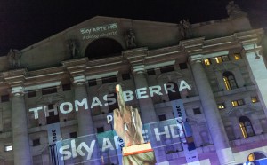 Souvenir di Milano 2015, performance artistica di Thomas Berra. Piazza Affari, Milano, 15 aprile