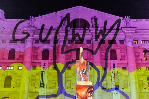 Souvenir di Milano 2015, performance artistica di Thomas Berra. Piazza Affari, Milano, 15 aprile