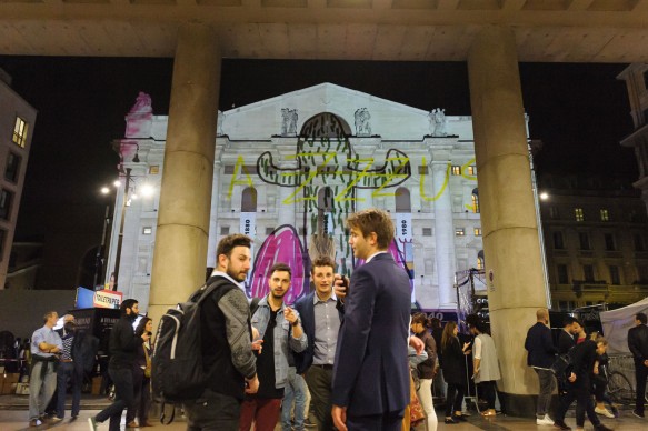 Souvenir di Milano 2015, performance artistica di Thomas Berra. Piazza Affari, Milano, 15 aprile