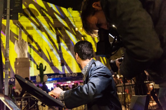 Tony Fiorentino durante la sua performance artistica a Souvenir di Milano 2015. Piazza Affari, Milano, 17 aprile 2015