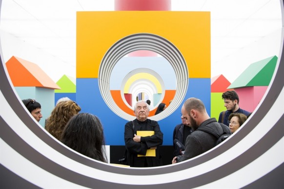 Daniel Buren all'interno della sua installazione Come un gioco per bambini, Museo Madre, Napoli, aprile 2015