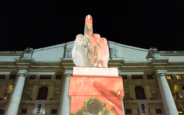 Souvenir di Milano 2015, performance artistica di Silvia Mei. Piazza Affari, Milano, 14 aprile. Foto: Alessandro Gaja