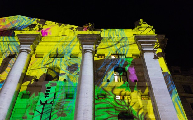 Souvenir di Milano 2015, performance artistica di Silvia Mei. Piazza Affari, Milano, 14 aprile. Foto: Alessandro Gaja