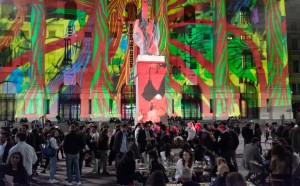 Souvenir di Milano 2015, performance artistica di Silvia Mei. Piazza Affari, Milano, 14 aprile. Foto: Alessandro Gaja