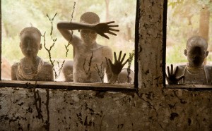 Steve McCurry, Bambini della tribù Kara che guardano attraverso le finestre, Omo Valley, Ethiopia, 2013