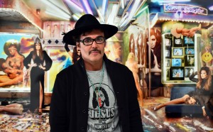 David LaChapelle posa per i fotografi durante l'anteprima stampa della mostra 'Dopo il Diluvio',curata da Gianni Mercurio a Palazzo delle Esposizioni a Roma, il 29 aprile 2015. Foto: GABRIEL BOUYS/AFP/Getty Images