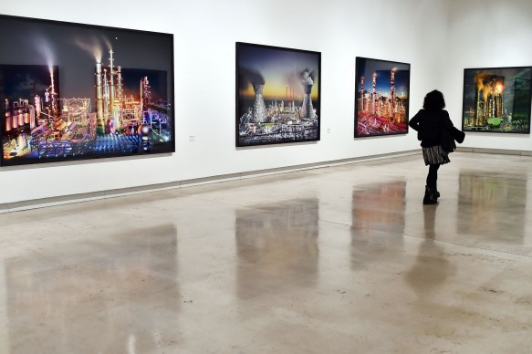 David LaChapelle, Dopo il Diluvio, veduta della mostra a Palazzo delle Esposizioni a Roma, in corso fino al 13 settembre 2015. Foto: GABRIEL BOUYS/AFP/Getty Images