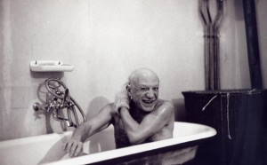 David Douglas Duncan, Pablo Picasso nella vasca da bagno, Francia, anni 50