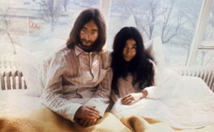 John Lennon e Yoko Ono, Bed-in nel marzo del 1969 ad Amsterdam (Photo by /AFP/Getty Images)