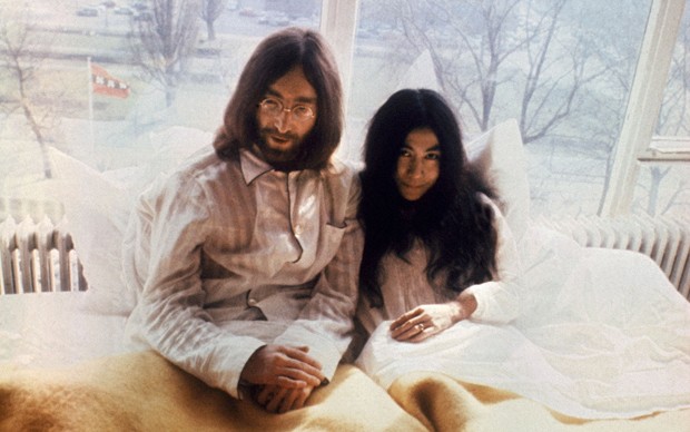 John Lennon e Yoko Ono, Bed-in nel marzo del 1969 ad Amsterdam (Photo by /AFP/Getty Images)